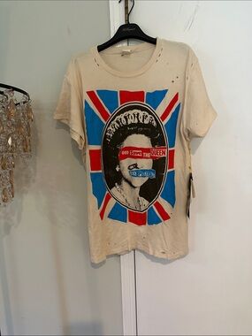 NWT Sex Pistols tee sz Small, never tried on.
Color looks like cream/light beige